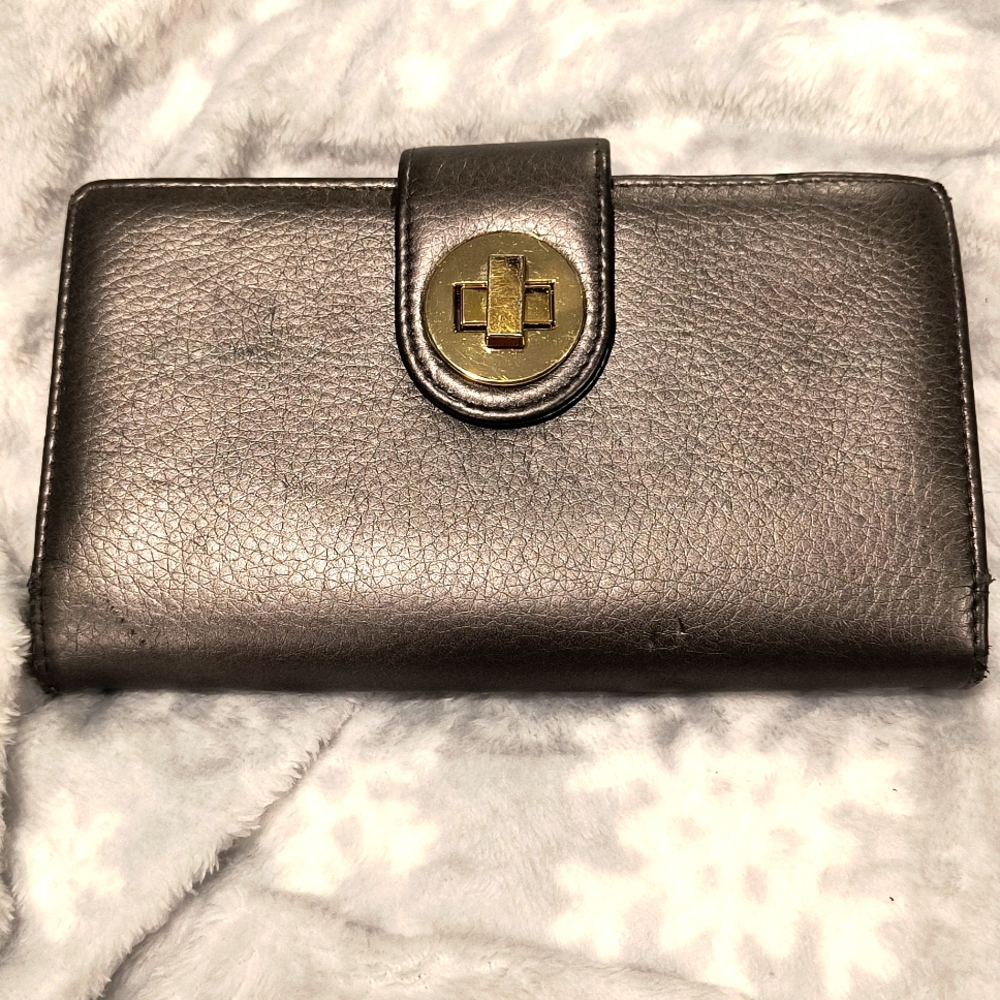Buxton Twist Lock Silver Metallic Organization Wallet, EUC 8" x 5" closed